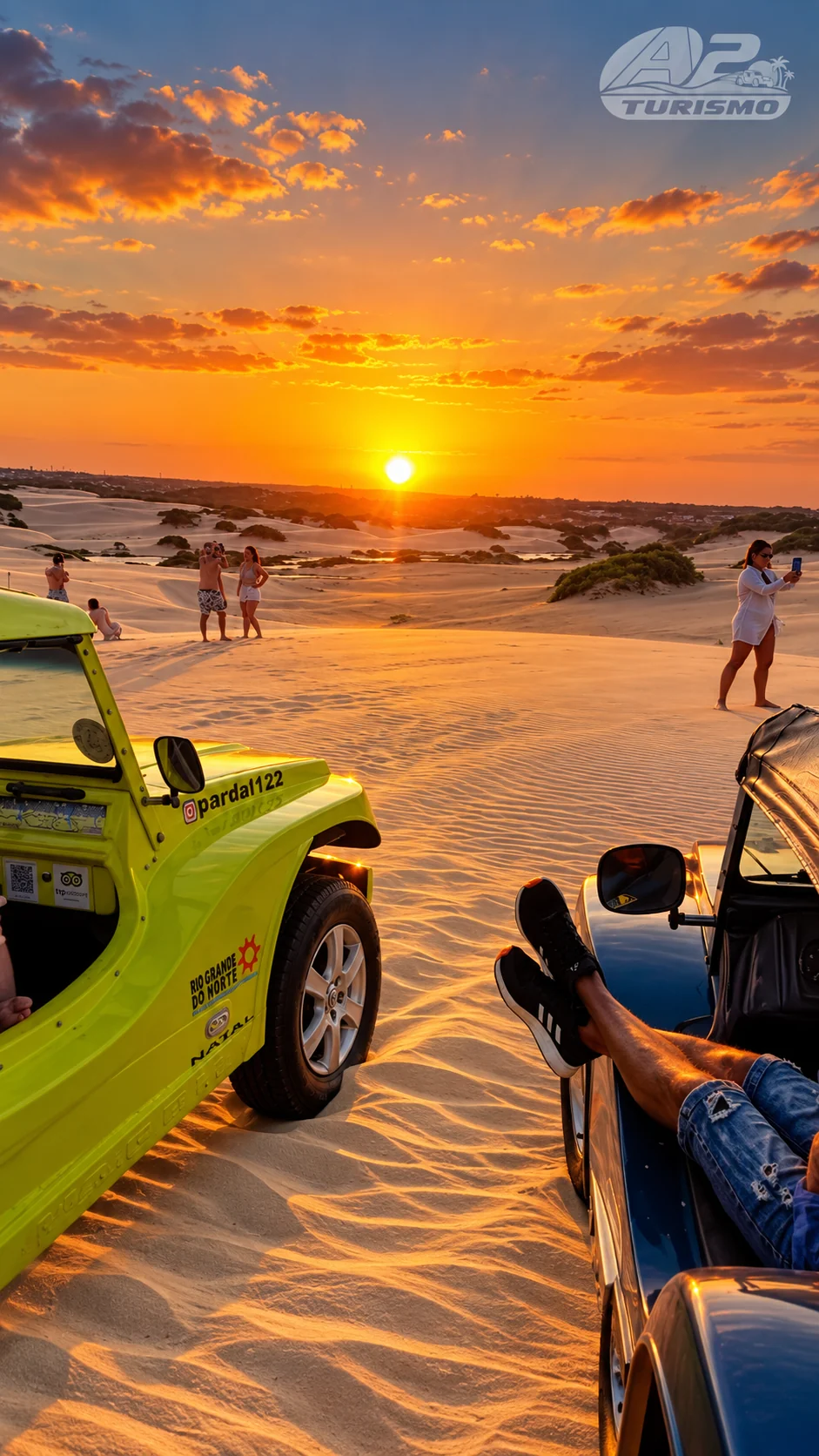 Visitantes apreciando o pôr do sol nas dunas